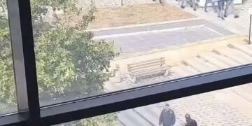 LAJMI I FUNDIT Familjarët e Gani Gecit të pranishëm para Pallatit të Drejtësisë, pas pak seanca