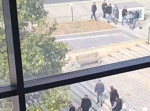LAJMI I FUNDIT Familjarët e Gani Gecit të pranishëm para Pallatit të Drejtësisë, pas pak seanca