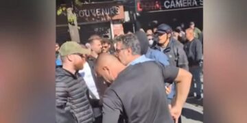 Protestuesit përzënë Edi Palokën, ujë drejt deputetit të PD-së: Rama në burg, Berisha në burg (VIDEO)