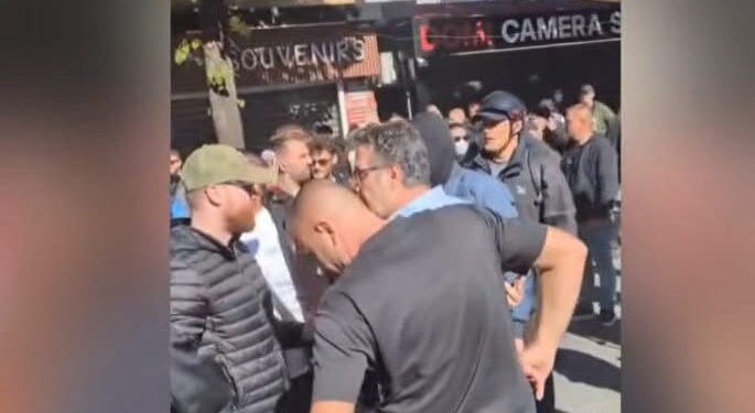 Protestuesit përzënë Edi Palokën, ujë drejt deputetit të PD-së: Rama në burg, Berisha në burg (VIDEO)