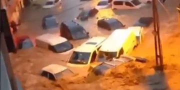 Stambollin e merr uji: Përmbytjet masive shkaktojnë kaos, veturat “notojnë” nga vërshimet