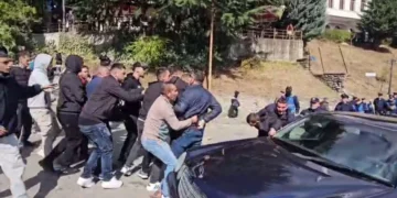 Dibra i bashkohet protestave – goditet makina e policisë, shoqërohen me forcë disa të rinj