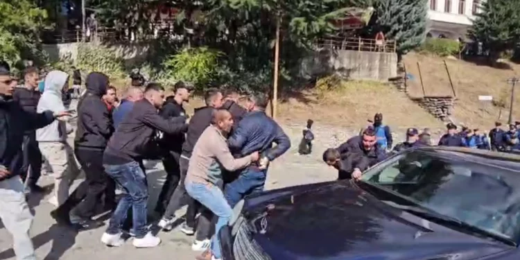 Dibra i bashkohet protestave – goditet makina e policisë, shoqërohen me forcë disa të rinj