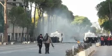 Dy policë pezullohen për përdorim të dhunës ndaj protestuesve