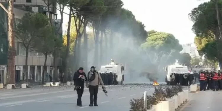 Dy policë pezullohen për përdorim të dhunës ndaj protestuesve