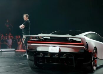 Elon Musk prezanton Tesla Roadster-in, automjetin e ri që mund të fluturojë (VIDEO)