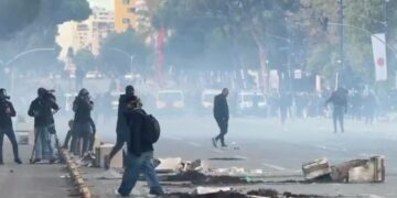 Mbi 150 të lënduar nga protestat në Tiranë