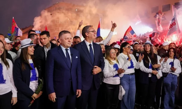 Kryeministri sllovak i bashkohet Vuçiqit në fushatë elektorale: S’do t’iu zhgënjejmë për Kosovën