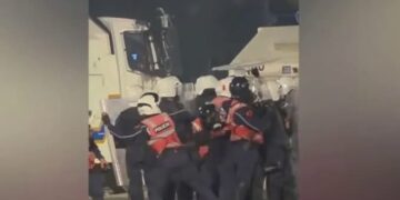 Policia hedh gurë ndaj protestuesve