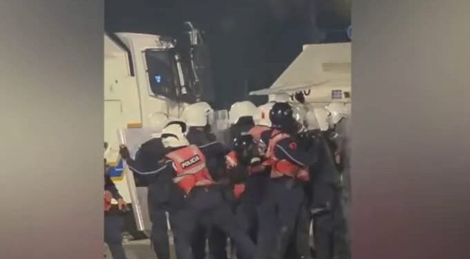 Policia hedh gurë ndaj protestuesve
