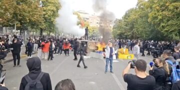 Klan Shqipëria: Dy kosovarë të arrestuar në protestë, simpatizantë të Albin Kurtit që erdhën me autobus edhe me disa të tjerë