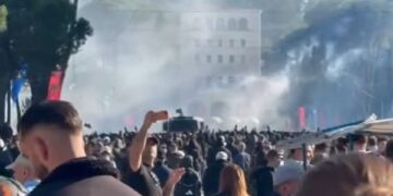 Tensione para Kryeministrisë, protestuesit hedhin molotovë, policia përgjigjet me gaz lotsjellës dhe ujë