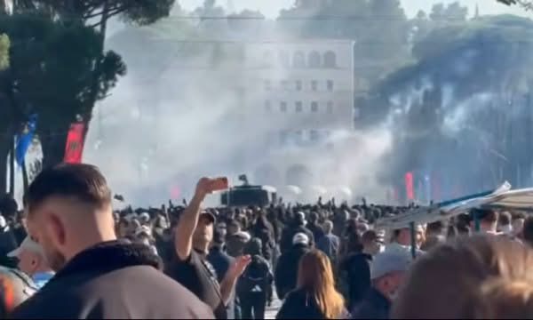 Tensione para Kryeministrisë, protestuesit hedhin molotovë, policia përgjigjet me gaz lotsjellës dhe ujë