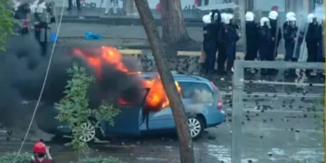 Protestuesit fusin një automjet në bulevard, e shkatërrojnë dhe i vënë flakën, Policia tërhiqet me shpejtësi