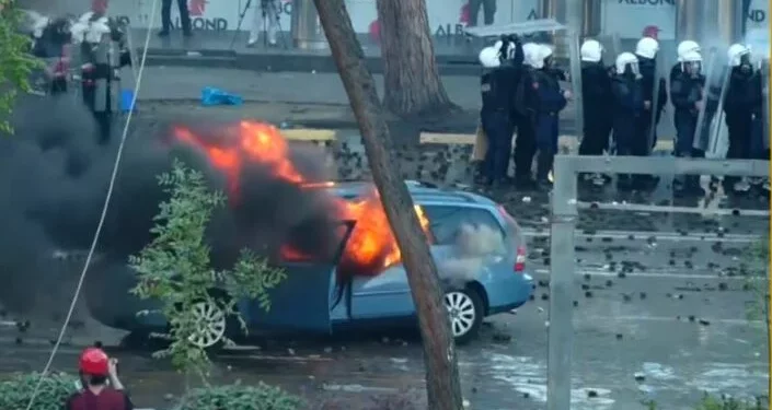 Protestuesit fusin një automjet në bulevard, e shkatërrojnë dhe i vënë flakën, Policia tërhiqet me shpejtësi