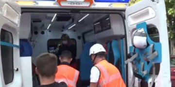 Ambulanca bllokohet në protestë, reagon Qendra Kombëtare e Urgjencës: Pengimi i saj rrezikon jetën e qytetarëve