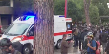 Një person në gjendje të rëndë në bulevard, futet pa ndjenja në autoambulancë pas disa minutash i shtrirë në tokë