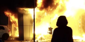 Protestuesit i vënë flakën Gjykatës së Lartë në Tiranë