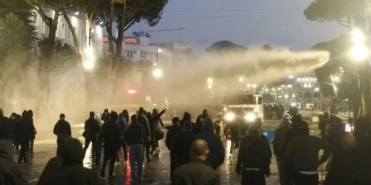 Gjykata e Tiranës jep masat për 51 të arrestuarit e protestës: 11 mbeten në burg, 40 lirohen nga paraburgimi