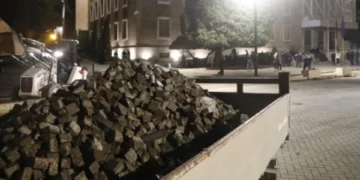 Gjendja e sheshit të Tiranës pas protestës disa orëshe, një kamionçinë mbushet plot me gurë