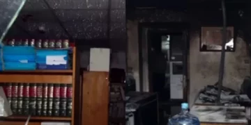 Dosje të shpërndara, dritare të thyera dhe mobilie të djegura, pamje të tjera pas zjarrit në Gjykatën e Lartë