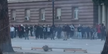 “Thyhet” qetësia, nis hedhja e molotovëve dhe gurëve te Kryeministria, policia përgjigjet me gaz e plumba gome