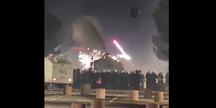 Edhe në orët e vona, vazhdon përplasja e Policisë shqiptare me protestuesit