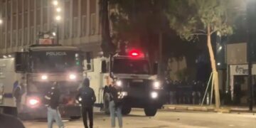 Policia e Shqipërisë thirrje protestuesve para Kryeministrisë: Nëse nuk lëvizni, do të veprojmë