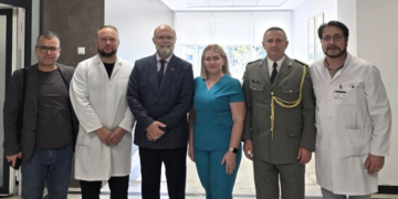 Ambasadori Malaj viziton kolegun e tij në QKUK, ka dy fjalë për mantelbardhët