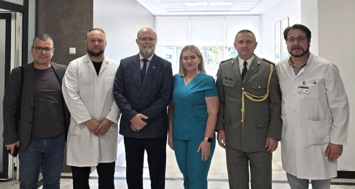 Ambasadori Malaj viziton kolegun e tij në QKUK, ka dy fjalë për mantelbardhët