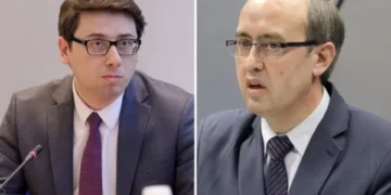 Hoti korrigjon disa fjalë në një amendament të Qeverisë, Murati i thotë se edhe ashtu si është “e zgjidh punën”