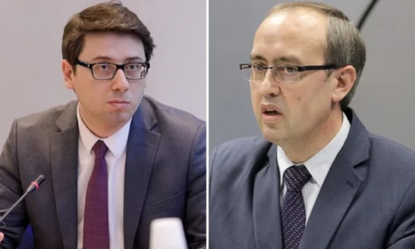 Hoti korrigjon disa fjalë në një amendament të Qeverisë, Murati i thotë se edhe ashtu si është “e zgjidh punën”