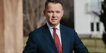 Peci lavdëron veten dhe Kurtin, por i shkruan me gabime pozitat