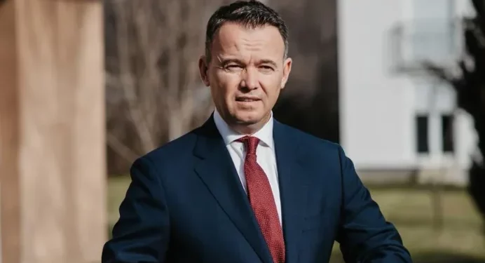 Peci lavdëron veten dhe Kurtin, por i shkruan me gabime pozitat