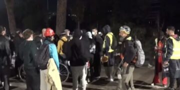 Tirana në qetësi, të rinjtë qëndrojnë përpara Kryeministrisë për orë të tëra pa incidente