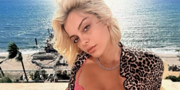 Bebe Rexha zbulon gjoksin, duket mahnitëse në pushime