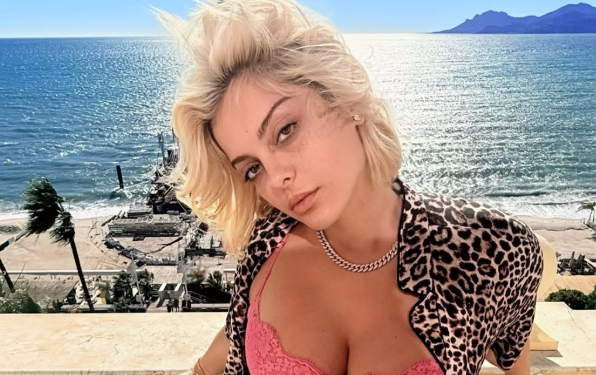 Bebe Rexha zbulon gjoksin, duket mahnitëse në pushime