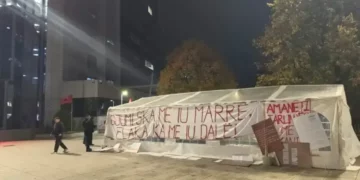 Protestuesit vendosin tendë para Qeverisë