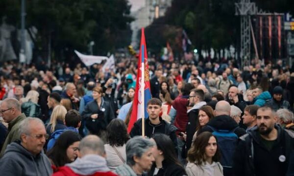 Ambasada e SHBA-së deklarohet për zgjedhjet në Serbi që përmbysën Vuçiqin: I gëzohemi tranzicionit të rregullt të pushtetit