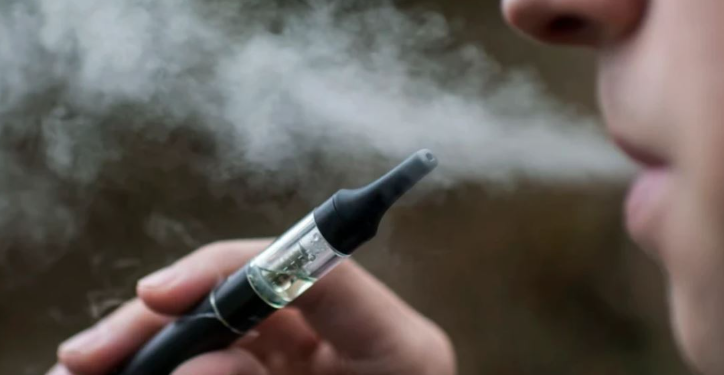 Të miturit në Zvicër mund të blejnë cigare elektronike online, ngrihet alarmi për kontrollet e moshës