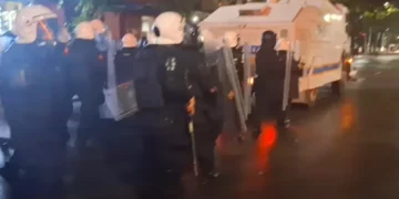 Policia ndjek protestuesit, ata fshihen nëpër rrugica, hidhen molotovë drejt autobotit të ujit