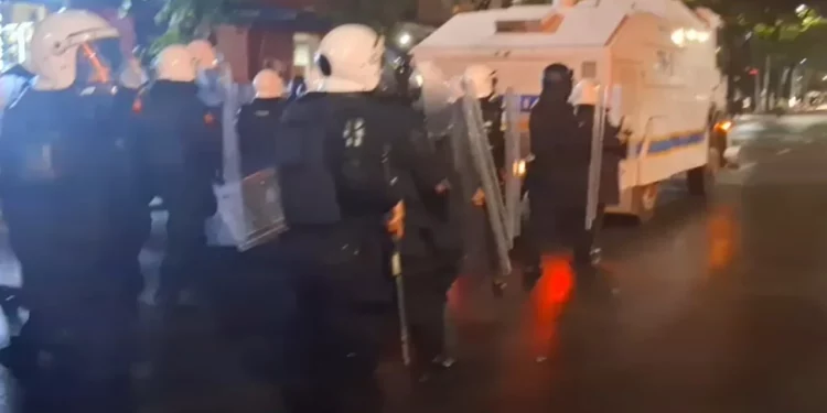 Policia ndjek protestuesit, ata fshihen nëpër rrugica, hidhen molotovë drejt autobotit të ujit
