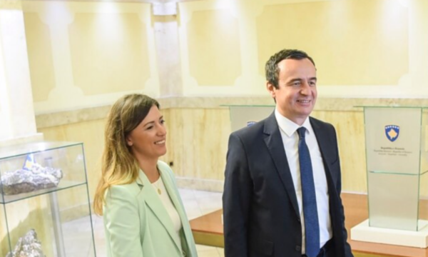 Vetëvendosje në zgjedhje, Haxhiu s’sheh arsye për heqjen e Kurtit nga posti i kryetarit: Është më i votuari në vend