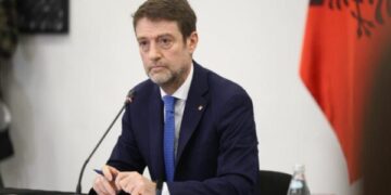 Hoxha i reagon Daçiqit: Ajo gjuhë nxitëse s’mund të shpërfillet, Shqipëria do ta mbështesë Kosovën në çdo mënyrë