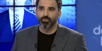 “Me ma diktu mu çka shkruaj s’ka shans, me u rrotullu tokë e qiell”: Mehmetaj flet për kërcënimet që mori pas postimit rreth deputetit Fatos Geci