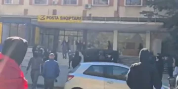 Tensionohet situata në Durrës, protestuesit thyejnë xhamat e postës shqiptare