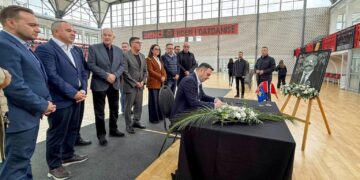 Abdixhiku me bashkëpartiakë bëjnë homazhe për heroin Idriz Rrecaj në Skenderaj