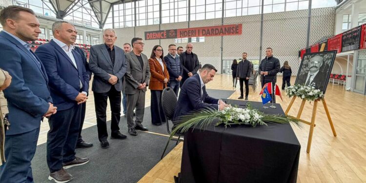 Abdixhiku me bashkëpartiakë bëjnë homazhe për heroin Idriz Rrecaj në Skenderaj