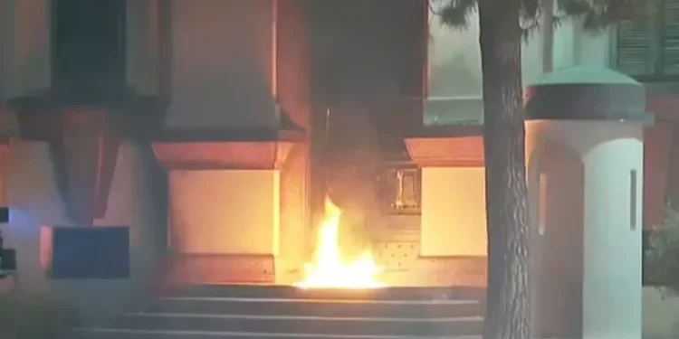 Protestuesit i vënë flakën edhe Ministrisë së Brendshme