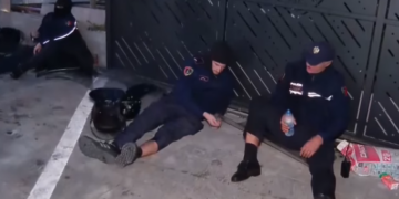 Pamje dramatike në Komisariatin nr.3, punonjës policie të shtrirë në tokë- disa të plagosur